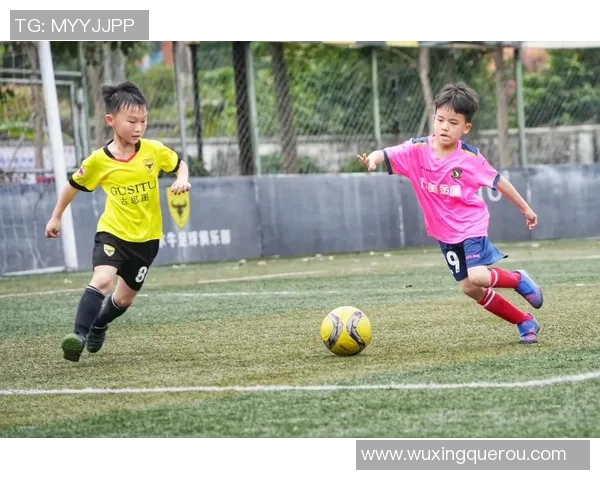 从球场到教练席 球星转型开设足球培训班助力青少年成长