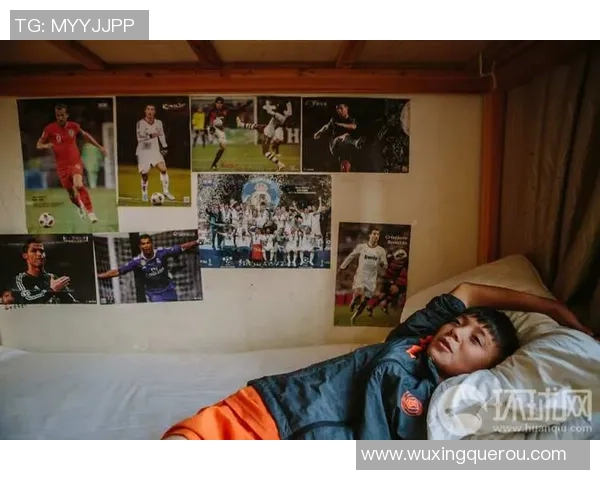 从赛场到日常全面解读足球球星的职业轨迹与生活点滴