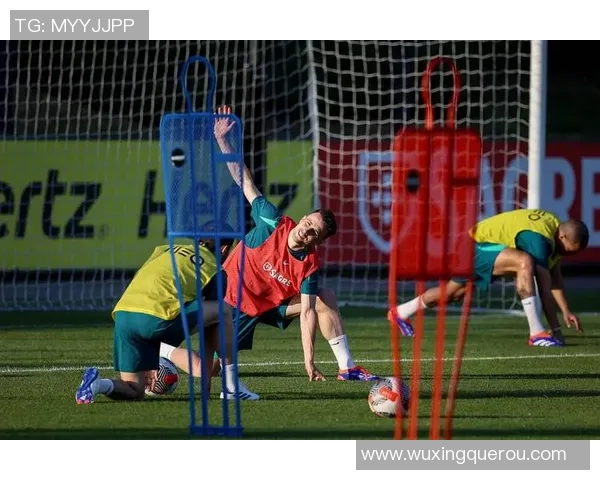 夏季足球赛场球星紧身衣搭配与舒适性分析