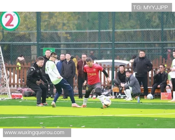 球星亲自上阵体验足球游戏激情对决再现绿茵赛场风采